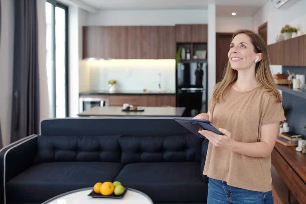 woman-controlling-air-conditioner-temperature-2021-09-03-12-24-24-utc woman-controlling-air-conditioner-temperature-2021-09-03-12-24-24-utc